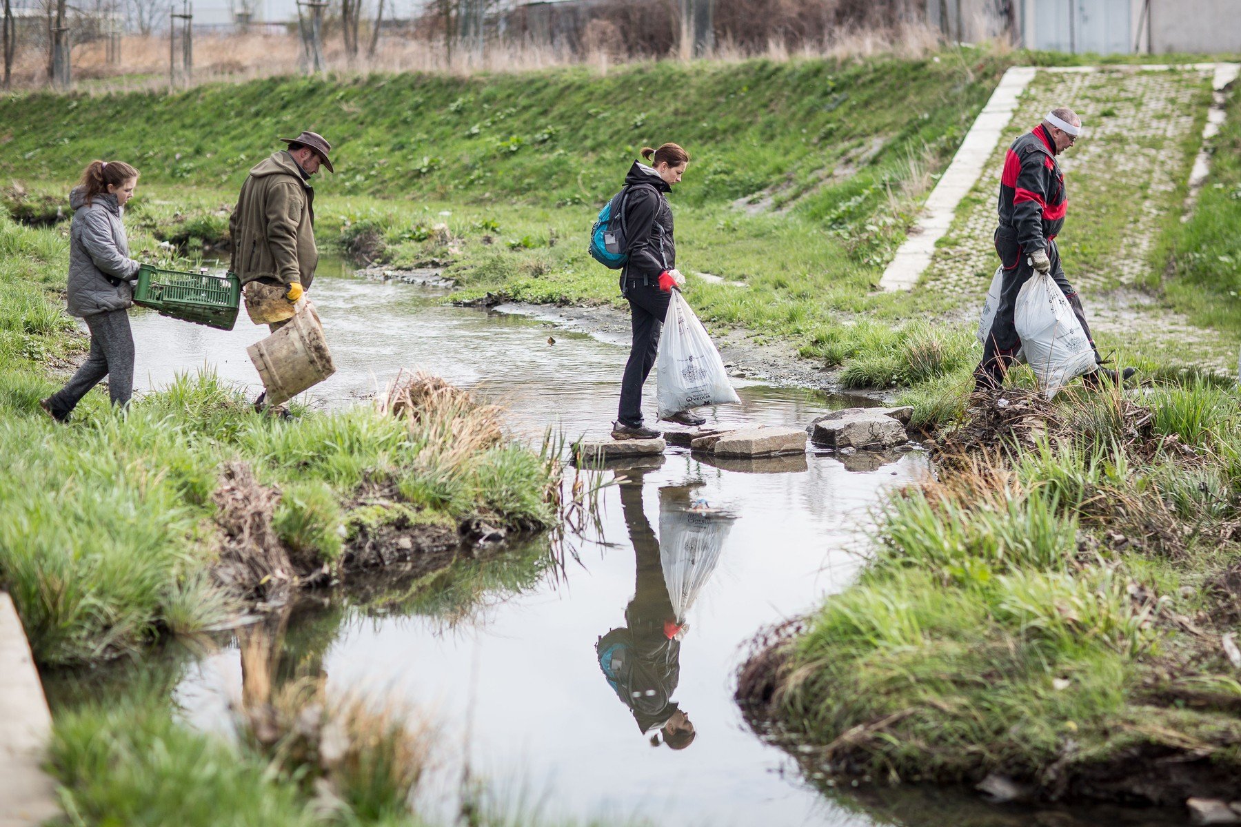 Během akce Ukliďme Česko dobrovolníci uklízí například okolí řek