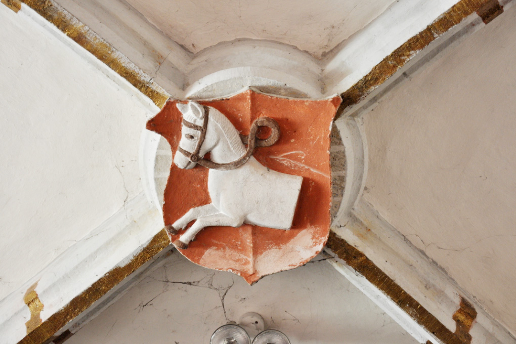 Nejstarší známé zpodobnění městského znaku Pardubic je na klenbě kostela Zvěstování P. Marie z let 1507 – 1515