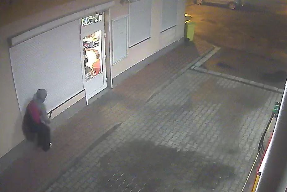 Zloděj přepadl benzinovou stanici v Rozhovicích (záběr bezpečnostní kamery)