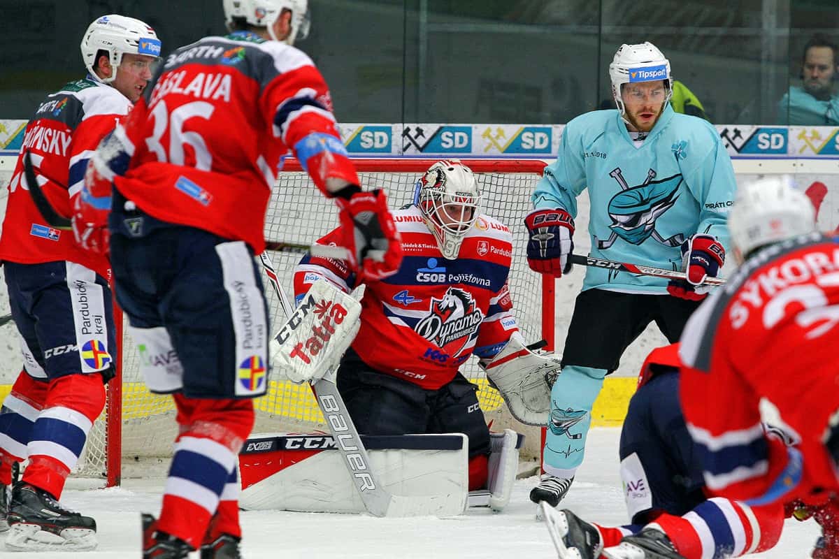 HC Dynamo Pardubice v zápase s HC Piráti Chomutov