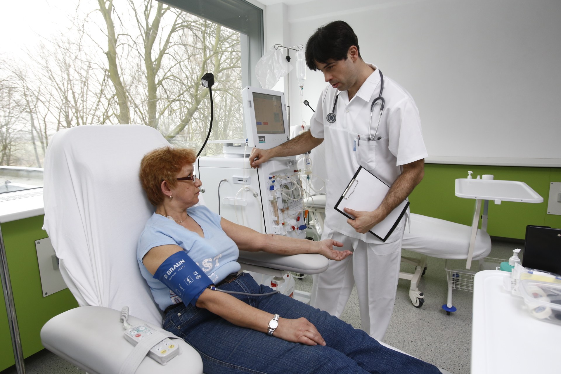 Primář Robert Rakowski s pacientkou Oldřiškou Waňkovou na dialyzačním křesle v Bohumíně