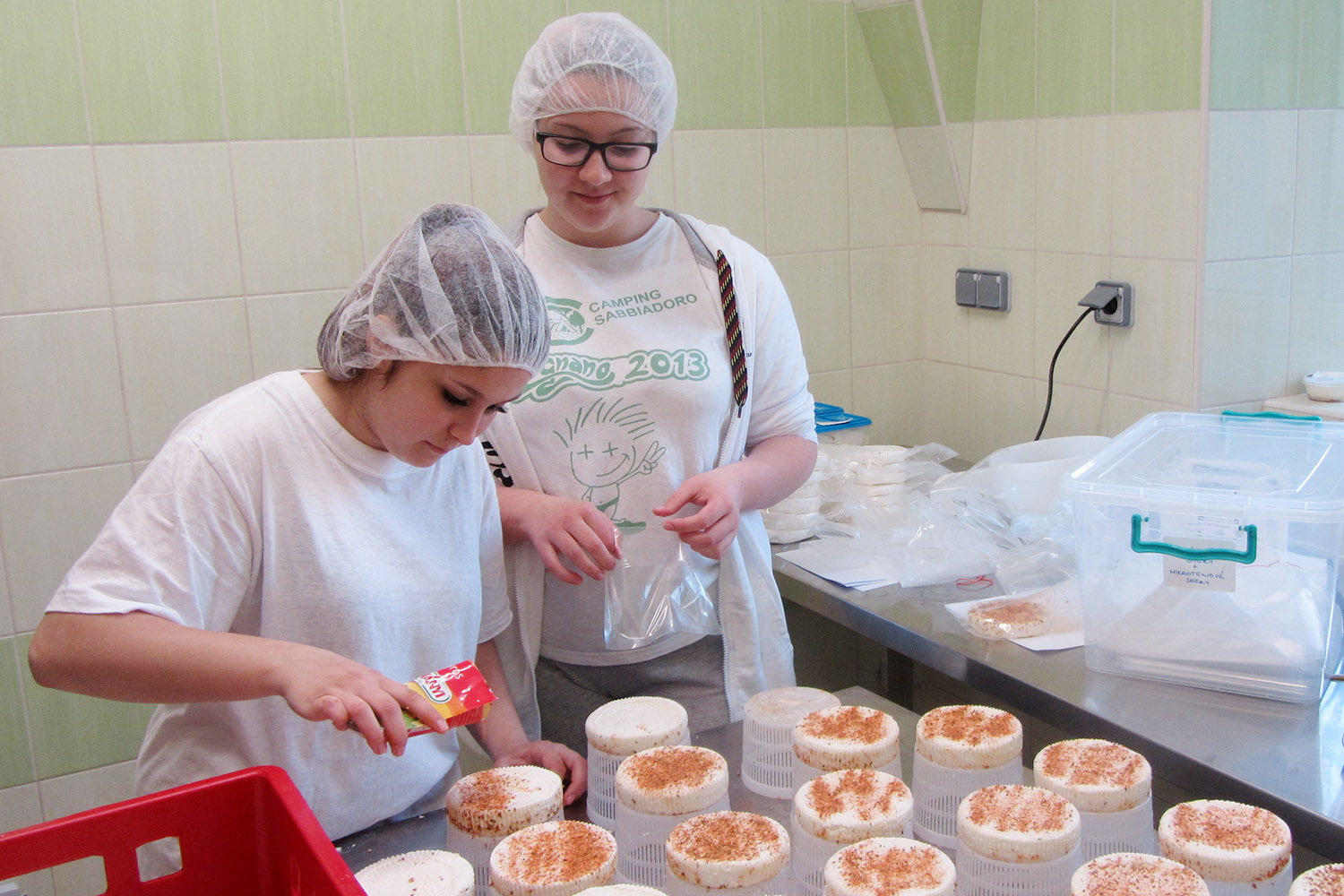 Studentky střední zemědělské školy v Lanškrouně při výrobě sýrů