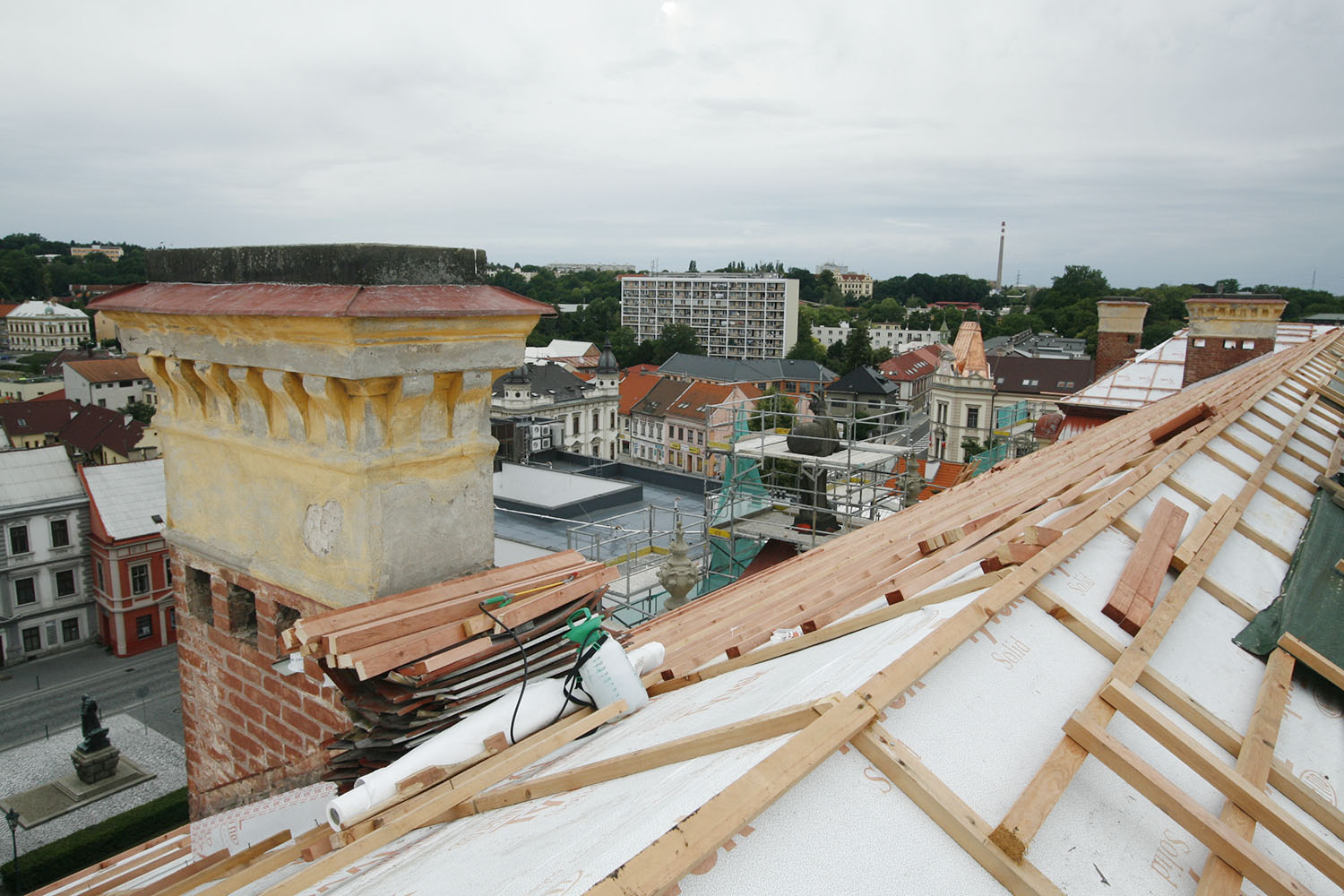 Střecha regionálního muzea dostává novou krytinu