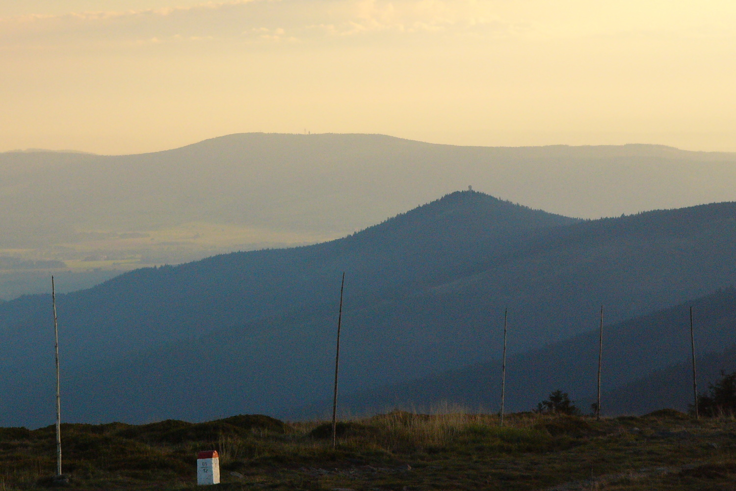 Pohled z vrcholu hory Králický Sněžník, ostře špičatý je Klepáč s rozhlednou, sedlovitá hora na pozadí je Suchý vrch