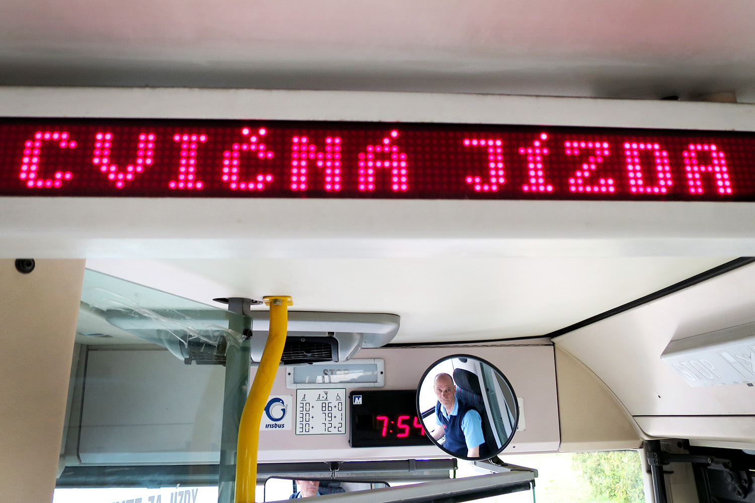 Martin Novoný při závěrečné zkoušce řidiče trolejbusu Foto Tereza Brázdová