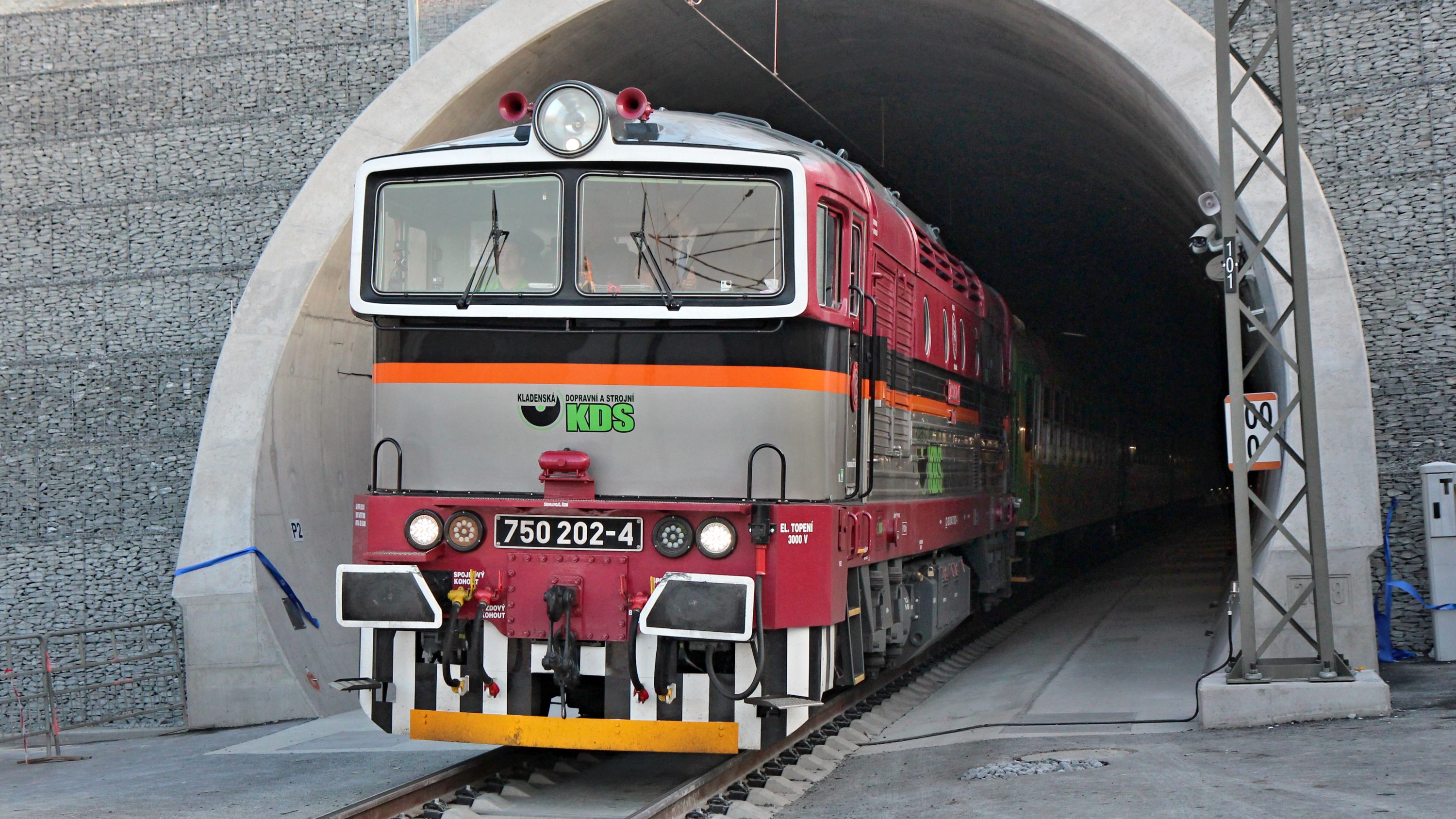 Včerejší večer a dnešní ráno se zapíšou do historie železniční dopravy v Česku. U Ejpovic na Plzeňsku začíná totiž sloužit nejdelší železniční tunel v zemi