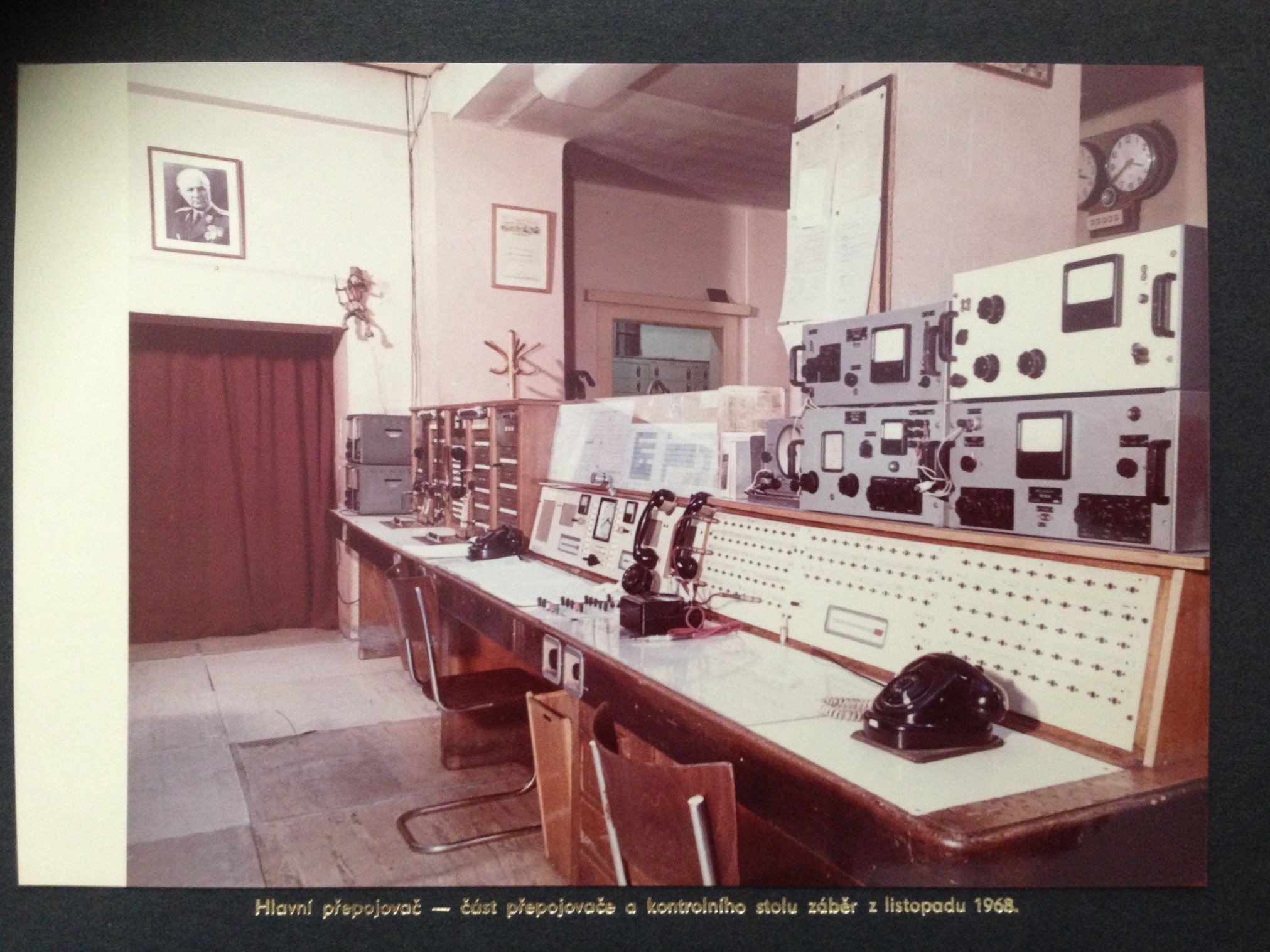 Takto vypadal v roce 1968 kontrolní stůl, který sloužil pro vysílání Československého rozhlasu