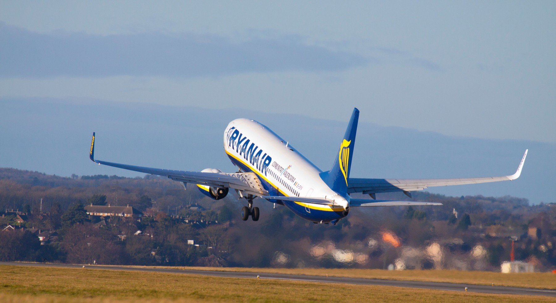 Boeing 737 společnosti Ryanair odlétá z londýnského letiště Luton