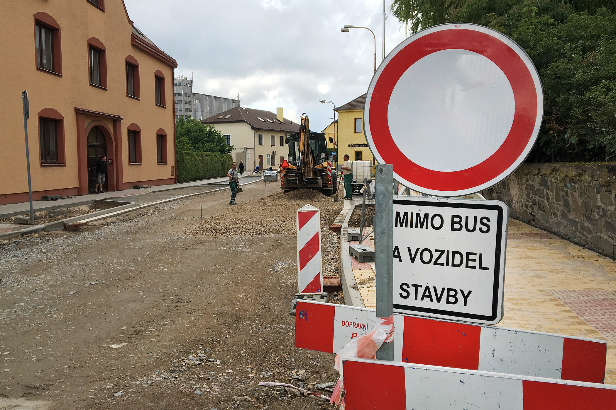 Příjezd Nádražní ulicí k přeloučskému vlakovému nádraží je zavřený