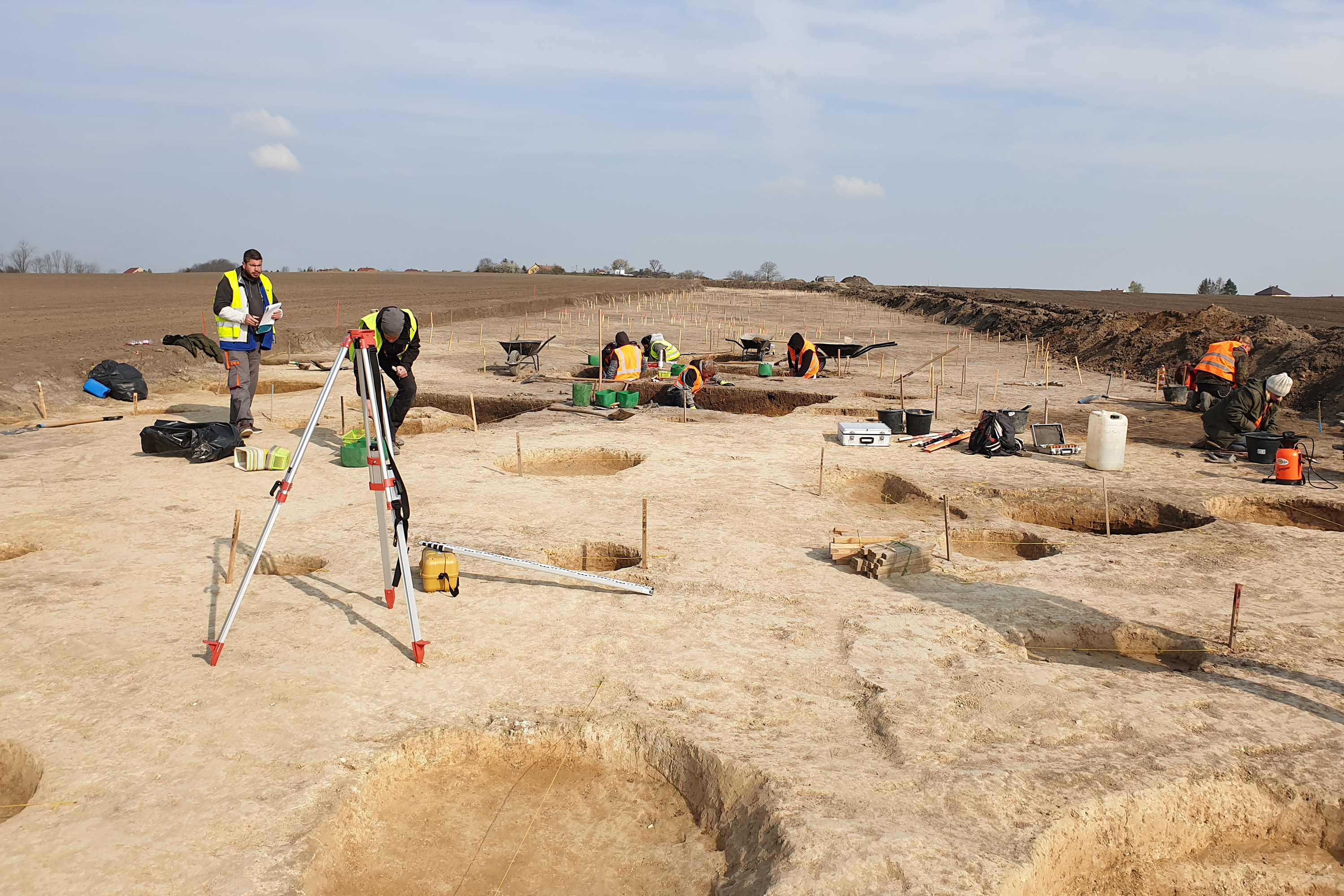 Archeologové u Vlčnova na Chrudimsku odhalili rozsáhlé naleziště pravěké vesnice