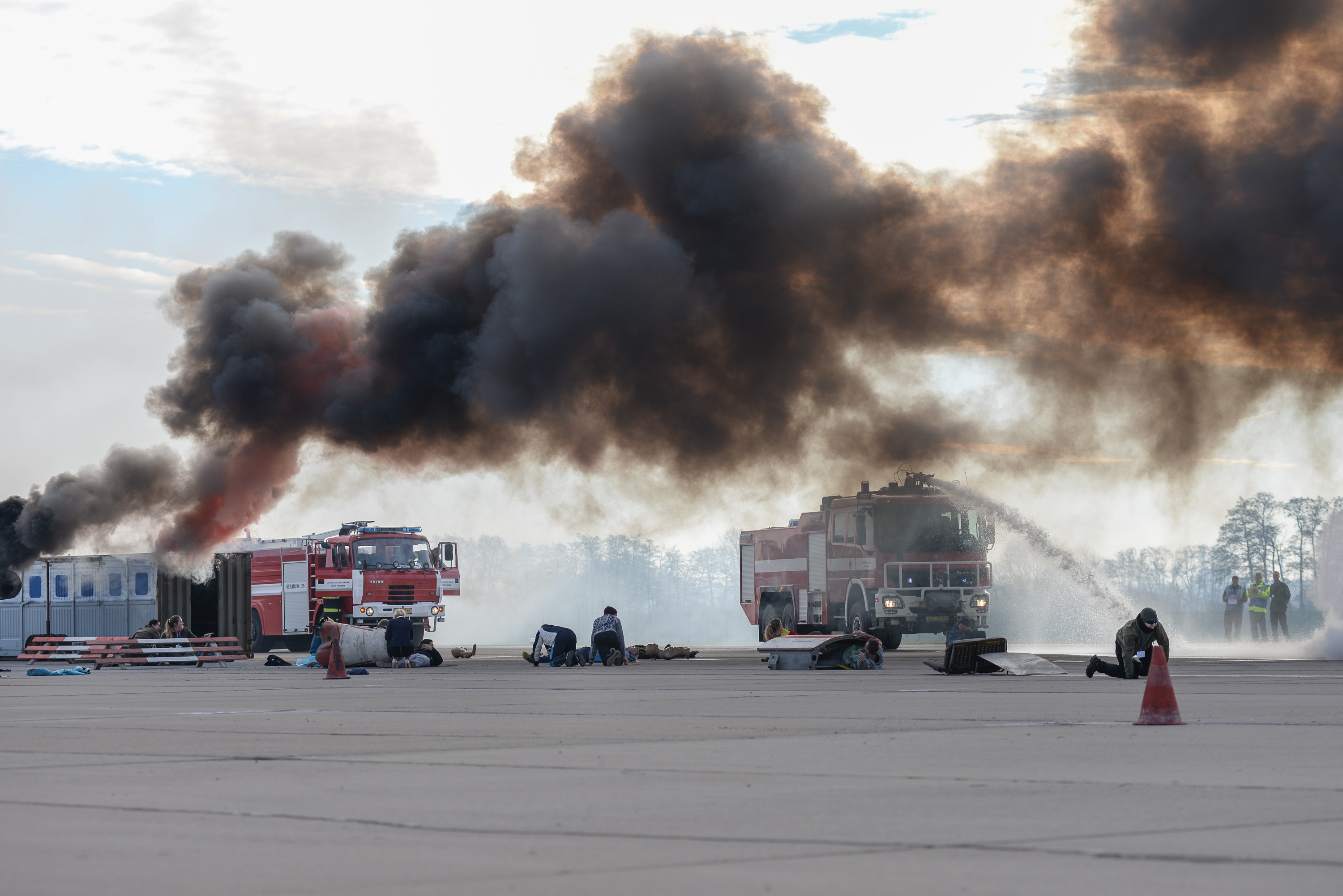 Cvičení, které simulovalo havárii dopravního letadla bylo přímo na letištní ploše v Pardubicích