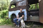 Autor knižní předlohy Rožek Filip se svým psem odpočívá před natáčením filmu Gump