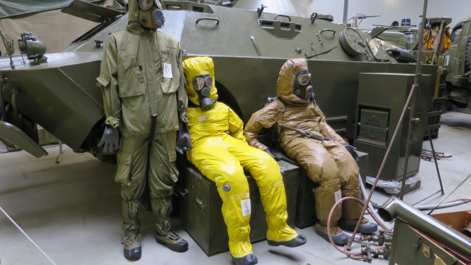 Ukázka vybavení a ochranných oděvů polní chemické laboratoře