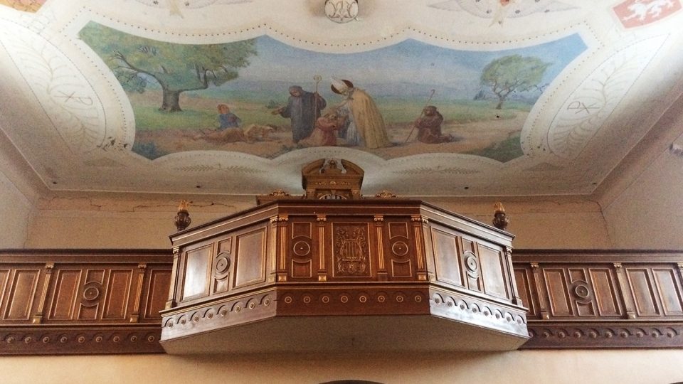 Na stropě kostela sv. Mikuláše ve Sloupnici je vymalován život tohoto světce