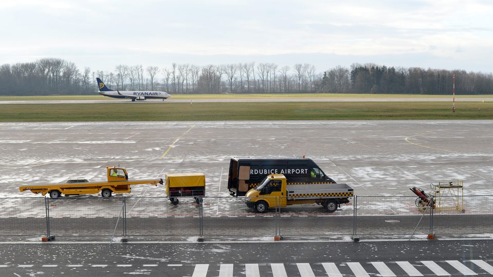 Letadlo Ryanair přistává v Pardubicích. Přesně stejný výhled na letištní plochu budou mít návštěvníci po dokončení vyhlídkové restaurace