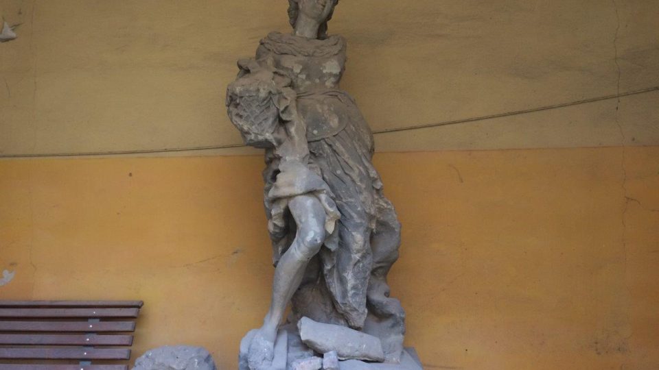 Do sochy, která je možná z dílny Matyáše Bernarda Brauna, vojáci s oblibou stříleli