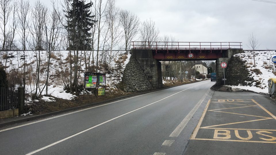 Pod mostem v Holetíně se kamion zasekne několikrát týdně