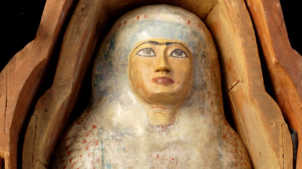 Princezna Hereret byla balzamována a její mumie uložena do kartonážového obalu a dvou rakví z cedrového dřeva