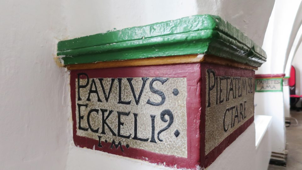 Jeden z nápisů nese jméno Paulus Eckelius, byl ředitelem Latinské školy v 2. polovině 16. století 