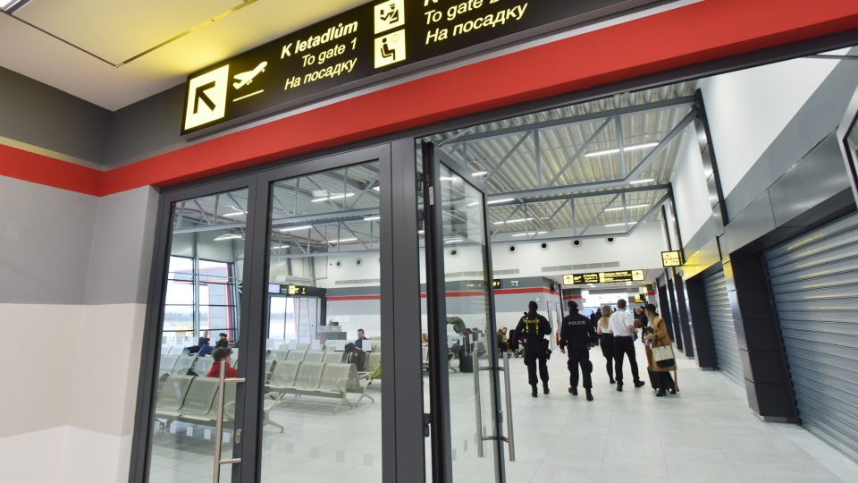 Terminál Letiště Pardubice zaplnili první cestující 30. ledna dopoledne