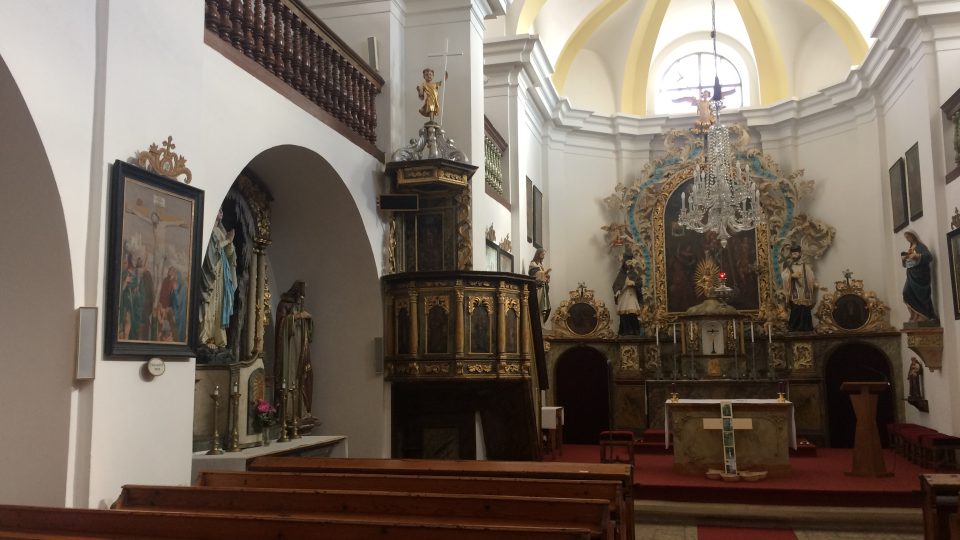 Interiér barokního kostela v Trpíně, kazatelna je zřejmě ještě starší, zůstala tu z předchozího gotického kostelíka