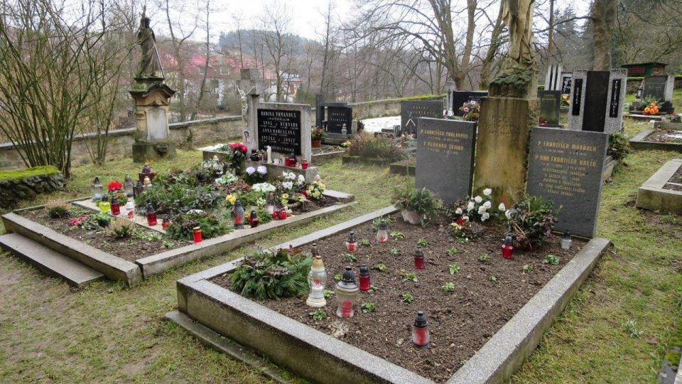 Hroby stigmatizované Anny Tomanové a někdejšího faráře Františka Chaloupky