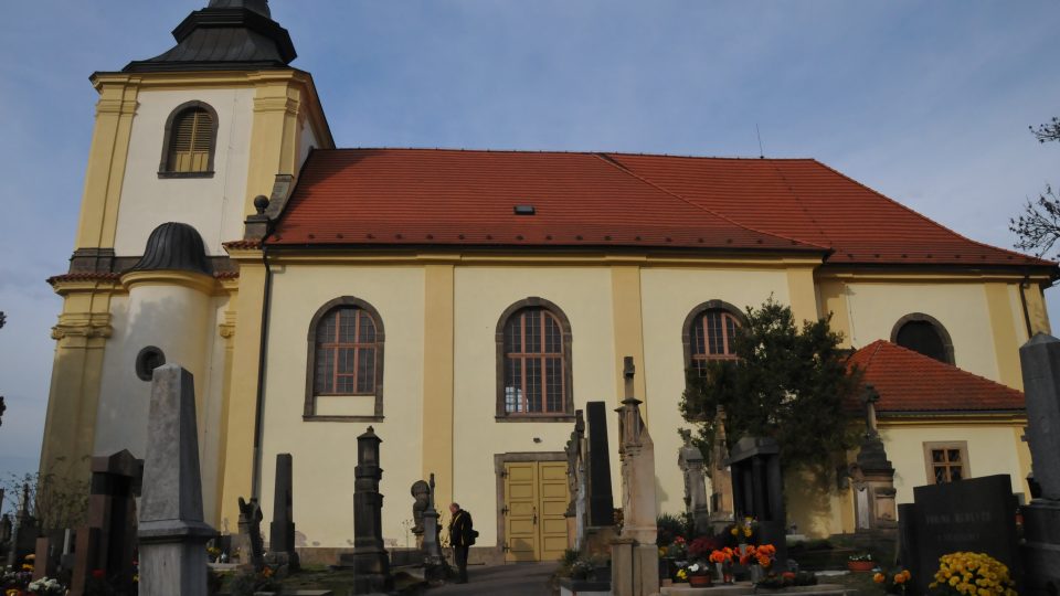 Na hřbitově u mikulovického kostela je pohřben kněz, spisovatel a národní buditel Josef František Devóty 