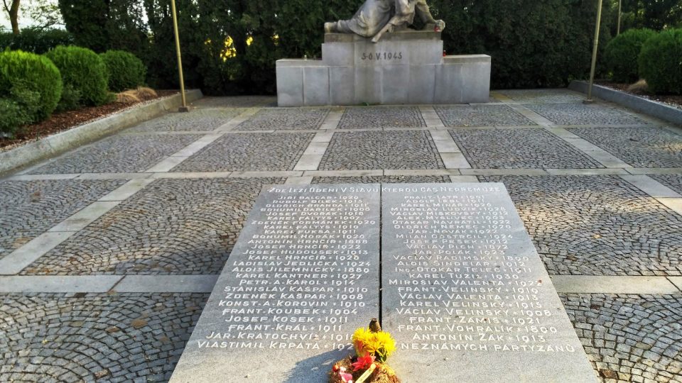 Pamětní deska na hřbitově připomíná oběti konce války