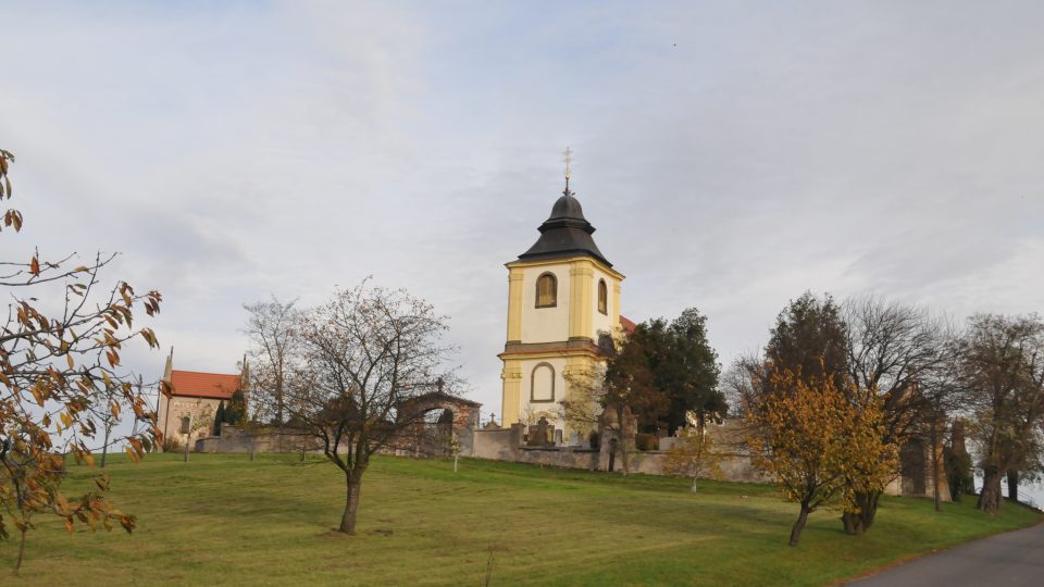 Kostel v Mikulovicích je dominantou kraje, je jen o 37 m níž než Kunětická hora