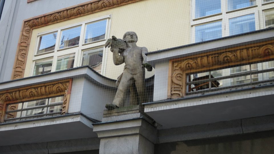 Postava rybáře na průčelí domu od sochaře Karla Dvořáka