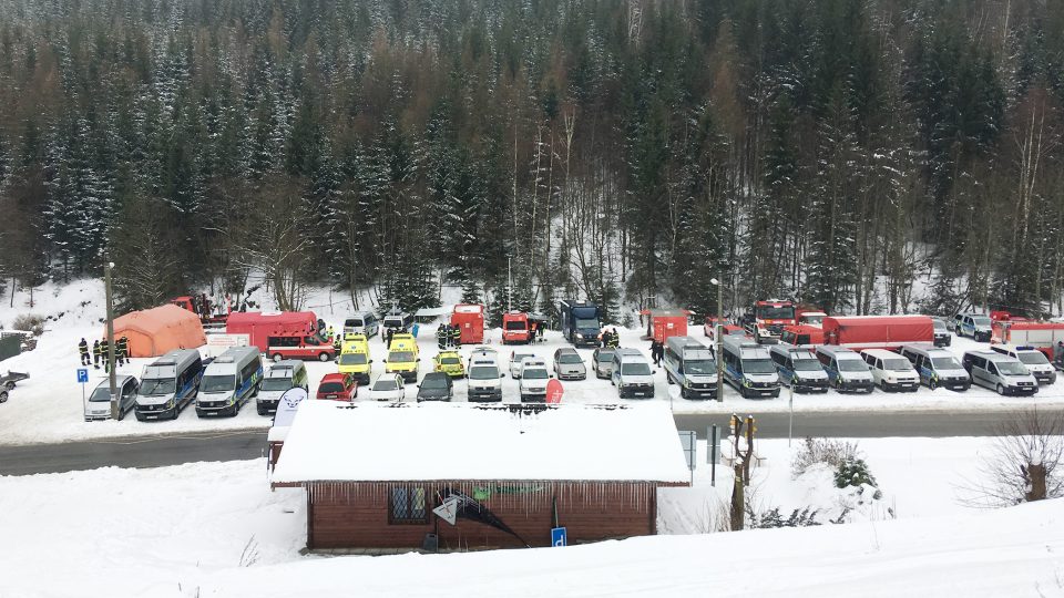 Parkoviště na Dolní Moravě zaplnila policejní a záchranářská auta