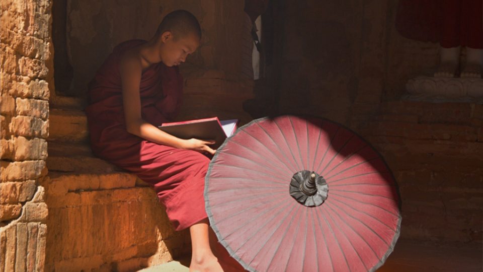 Myanmar – Mnich v chrámu v Baganu