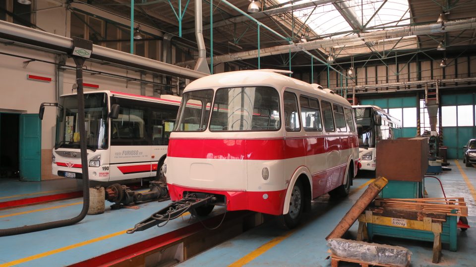 Vlečný vůz Jelcz PO 1 E č. 5, jeho rekonstrukci dopravní podnik dokončil v létě 2014