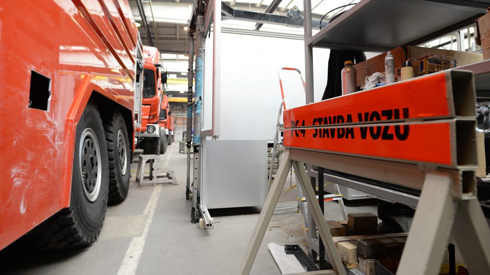 Na lince v Poličce právě staví hasičský vůz na šestikolovém podvozku Tatra