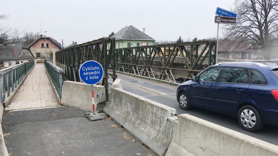 Původní most v Helvíkovicích nahradil provizorní
