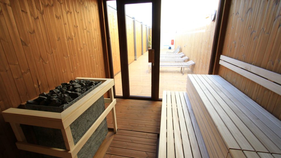Pohled ze sauny na přilehlou ochlazovnu