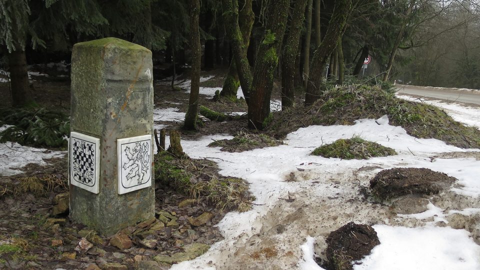 Historický hraniční kámen mezi Čechami a Moravou v Červenovodském sedle