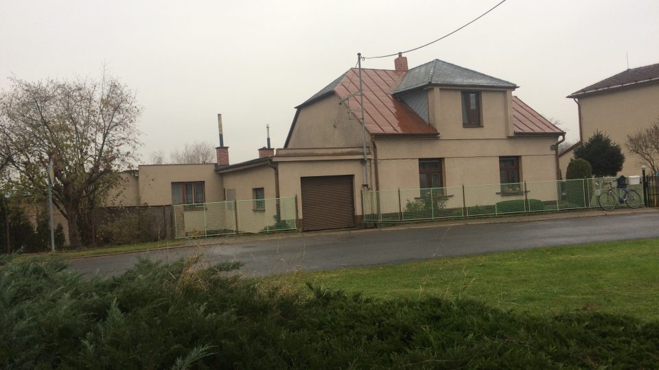 V tomto domě stále žije rodina odbojáře Františka Valenty, v okně nahoře ukrývali za druhé světové války parašutistu Valčíka