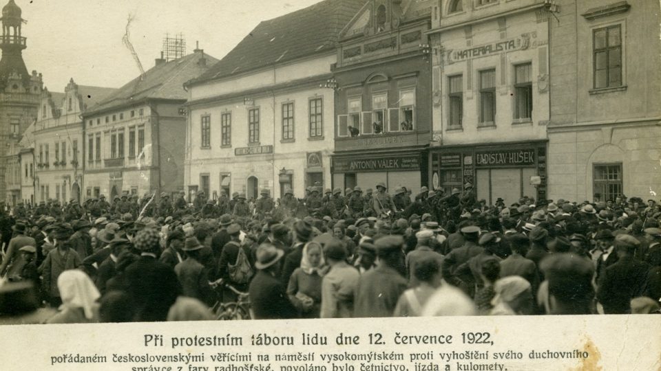 Demonstrace ve Vysokém Mýtě proti vyhoštění československého duchovního z fary