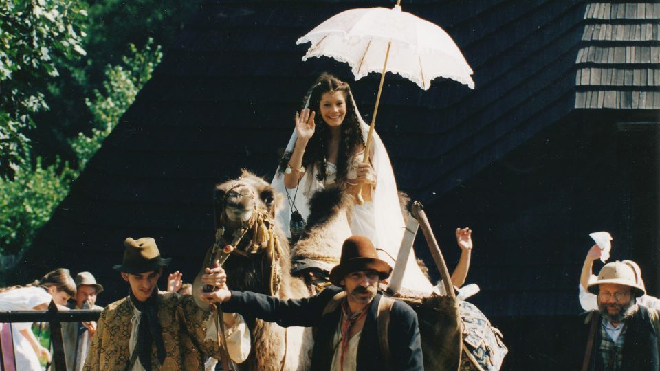 Záběr z natáčení filmu Lotrando a Zubejda před polygonální stodolou na Veselém Kopci v roce 1996