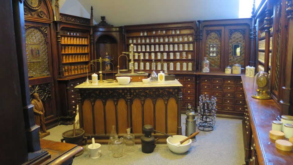 Erxlébenova historická lékárna, vystavená v žambereckém muzeu, pochází z 90. let 19. století