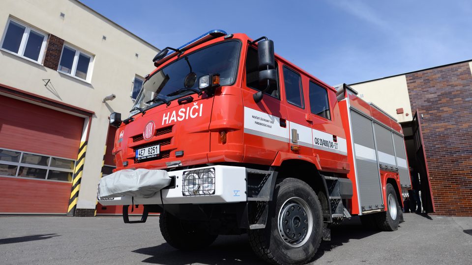 Auto poškozené při výbuchu v Poličských strojírnách po roce dostali profesionální hasiči z Poličky po roce zpět