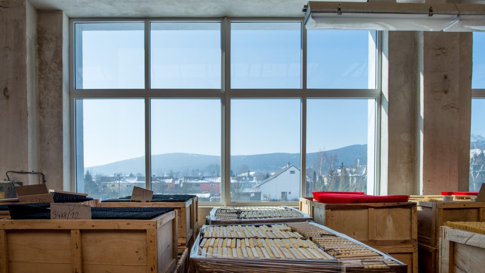 Pod Orlickými horami a Bukovou horou se kartáče vyráběly už po staletí. Pohled z okna červenovodské kartáčovny