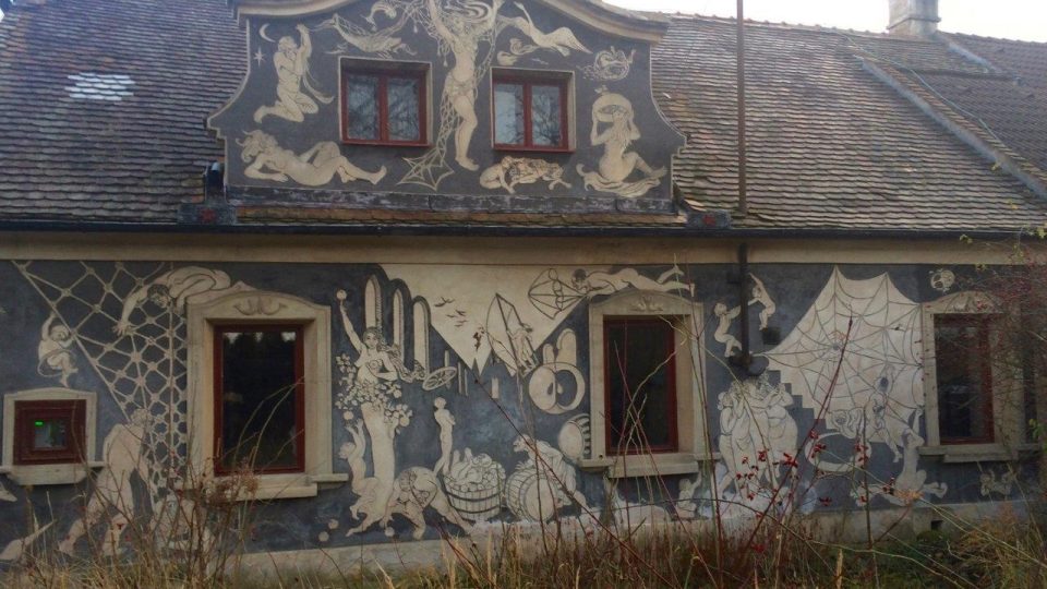 Sgrafita na ostřešanském domě jsou vytvořena podobnou metodou jako na renesanšním zámku v Litomyšli