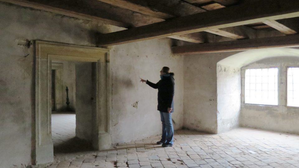 Kastelánka litomyšlského zámku Zdeňka Kalová ukazuje unikátní nápisy na zdech nejstaršího jádra zámku