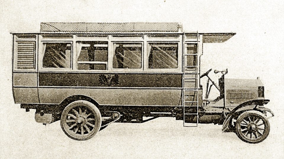 Tovární snímek autobusu Laurin & Klement HOS z roku 1909