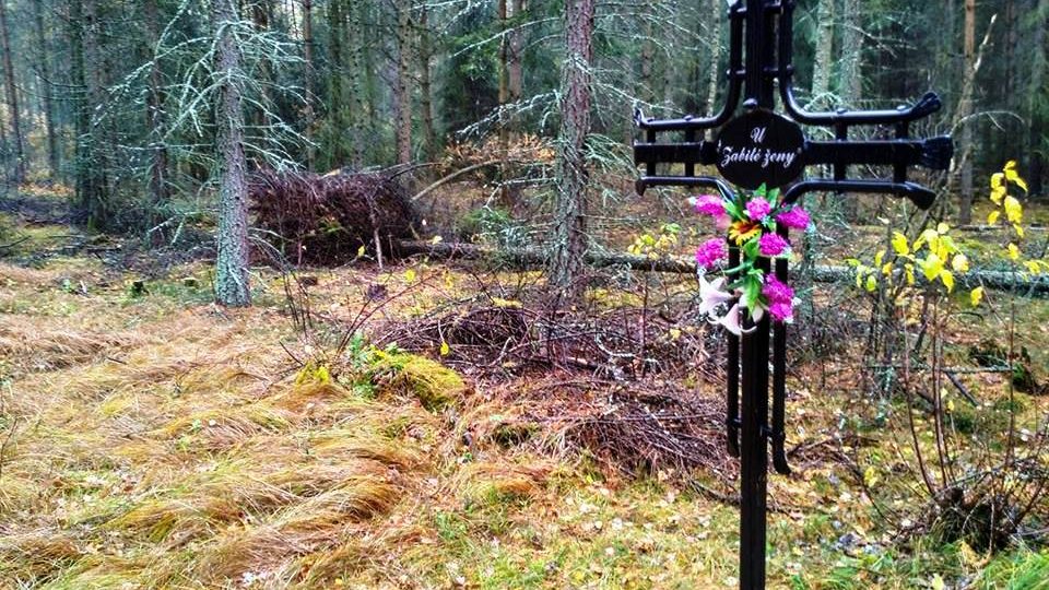 Pomník v lese u zabité ženy