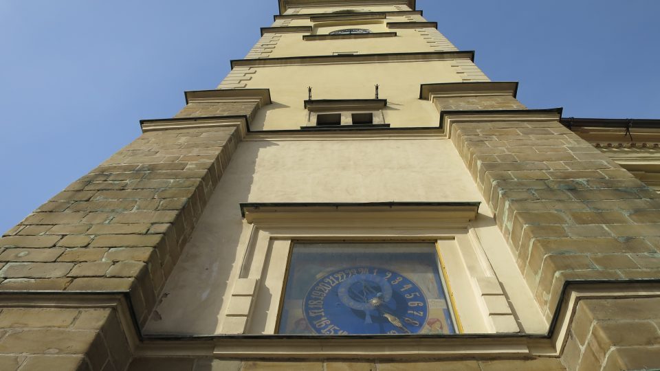 Orloj je umístěný v prvním patře radniční věže, hodinový stroj o tři patra výše