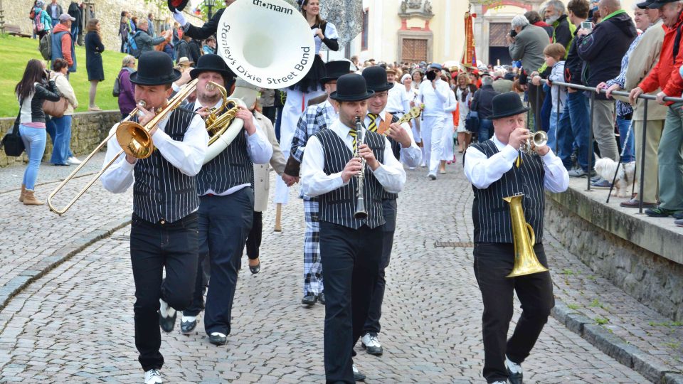 Lázeňskou sezónu v Litomyšli zahajuje průvod muzikantů a hlavně návštěvníků v historických kostýmech. 