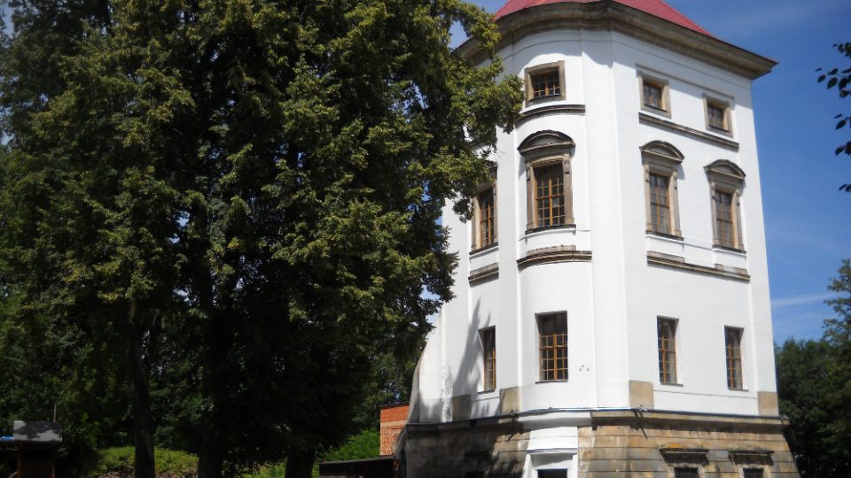 Z honosného Nového zámku u Lanškrouna zbyla jen jedna věž a rozsáhlé sklepení
